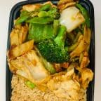 Best Chicken w. Garlic Sauce Combo Plate in Lakewood, OH